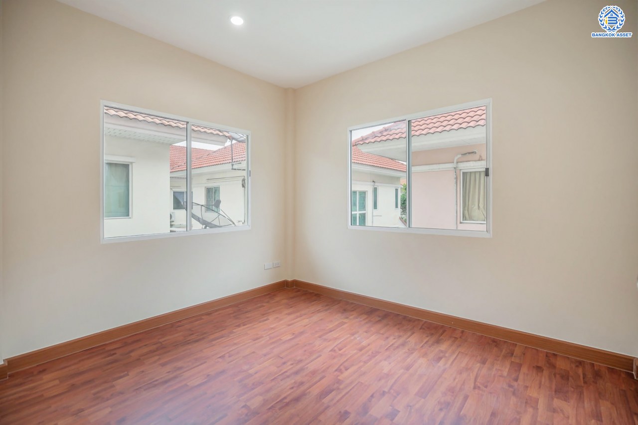 บ้านมือสองตกแต่งใหม่ โครงการ เพอร์เฟคพาร์ค วัดพระนอน จากแบรนด์ Property Perfect เนื้อที่ 35.8 ตร.ว. บ้านแฝดฟังก์ชันระดับบ้านเดี่ยว! 3 ห้องนอน 2 ห้องน้ำ 1 ที่จอดรถ พร้อม Facilities ครบครัน บนทำเลเชื่อมต่อถนนกาญจนาฯ ใกล้ทางด่วน ศรีรัช-วงแหวนฯ เซ็นทรัลเวสต์เกต และรถไฟฟ้าสายสีม่วง "สถานีตลาดบางใหญ่"